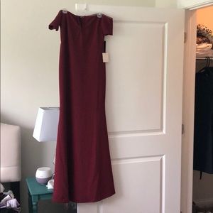Lulu’s Lynne off the shoulder maxi 3/$20!🛍